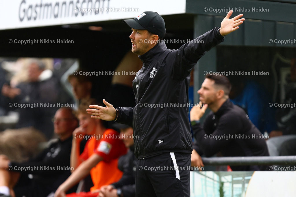 NH_HolsteinKielU23_FCEintrachtNorderstedt_Testspiel_05072025 | Willi Weiße (Trainer, Holstein Kiel U23)Fußball I Herren I Testspiel I Saison 2025-2026  I Holstein Kiel U23 - FC Eintracht Norderstedt I 05.07.2025 I Stadtwerke Arena Eckernförde - Realisiert mit Pictrs.com