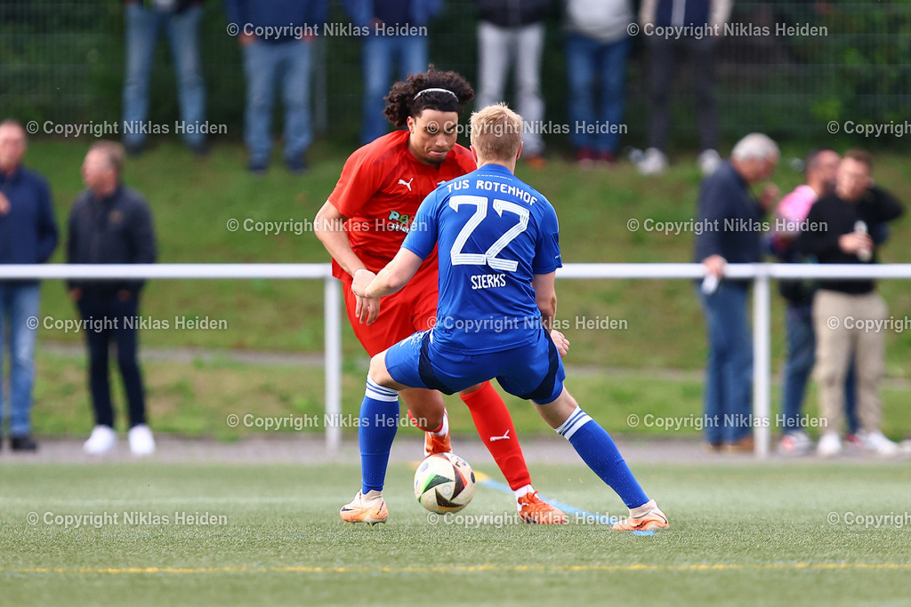 NH_TuSRotenhof_InterTürksporKiel_Testspiel_27062025 | #22 Jannik Sierks (TuS Rotenhof), #24 Isaiah Mosby (Inter Türkspor Kiel)Fußball I Herren I Freundschaftsspiel I Saison 2025-2026  I TuS Rothenhof - Inter Türkspor Kiel I 27.06.2025 I B-Platz Rotenhof - Realisiert mit Pictrs.com