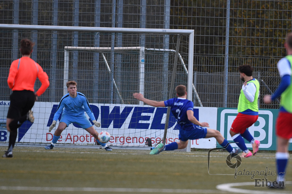 FC Rastede-FC Nordenham | Herren Bezirksliga 2; FC Rastede (blau)-FC Nordenham (gelbe Leibechen) am 16.11.2025 in Rastede (Sportanlage Köttersweg), Photo: Philip Eiben 2025 - Realisiert mit Pictrs.com