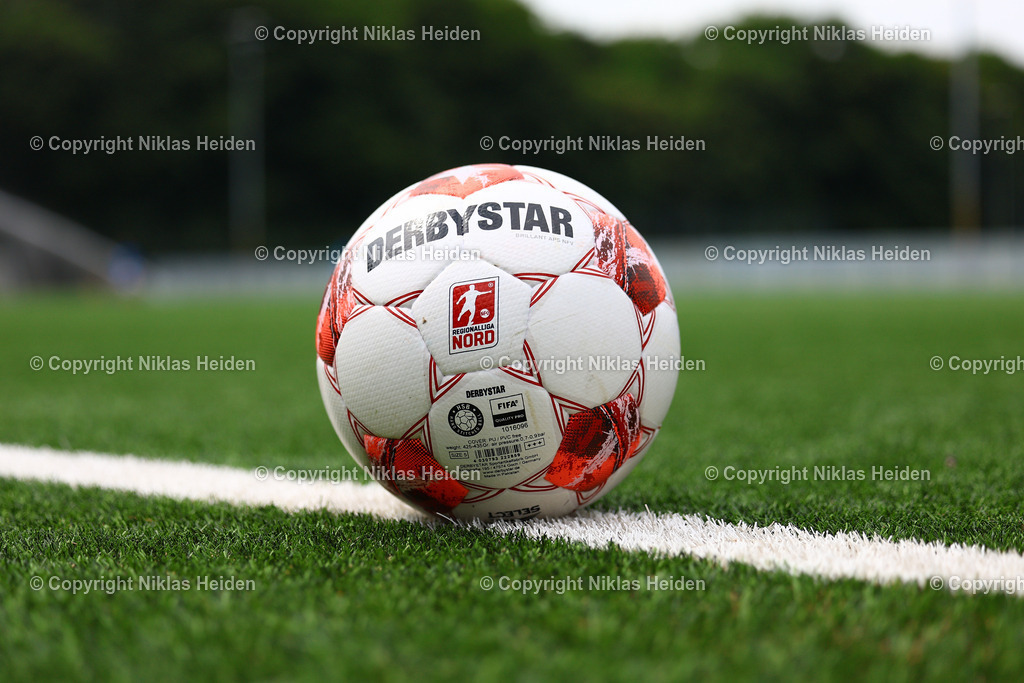 NH_HamburgerSVU21_HolsteinKielU23_Testspiel_20072025 | Spielball der Regionalliga Nord.Fußball I Herren I Testspiel I Saison 2025-2026  I Hamburger SV U21 - Holstein Kiel U23 I 20.07.2025 I Alexander-Otto-Akademie - Realisiert mit Pictrs.com
