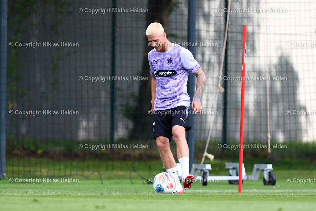 NH_FCStPauli_Training_11072025 | #23 Louis Oppie (FC St. Pauli)Fußball I Herren I Training I Saison 2025-2026 I FC St. Pauli I 11.07.2025 I Trainingszentrum FC St. Pauli - Realisiert mit Pictrs.com