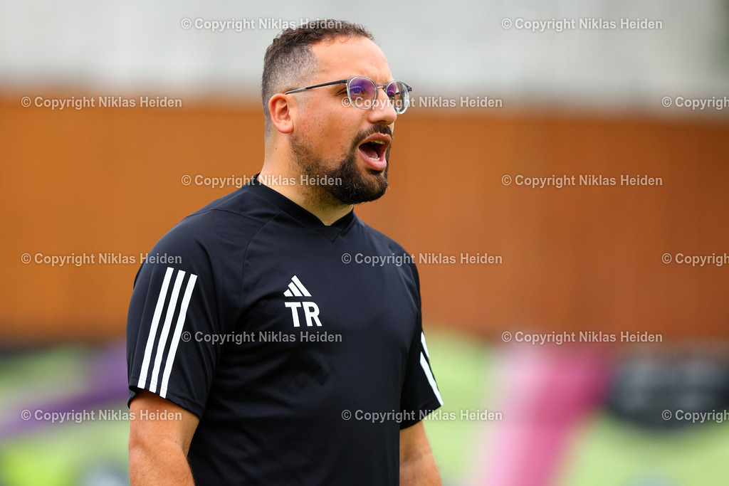 NH_EimsbüttelerTV_TSBPinneberg_Testspiel_13072025 | Burak Bayram (Trainer, TBS Pinneberg)Fußball I Herren I Testspiel I Saison 2025-2026  I Eimsbütteler TV - TBS Pinneberg I 13.07.2025 I Sportplatz Bundesstraße - Realisiert mit Pictrs.com