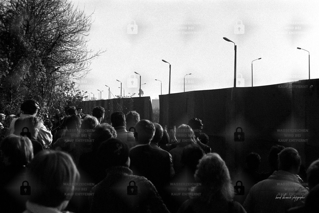 Der Spalt | Teltow 11.11.1989. Gegen 12.00 Uhr mittags. Grenzübergang Teltow/Seehof-Berlin/Lichterfelde. Zwischen dem 11.11. und 14.11.1989 entsteht an dieser Stelle der erste neu geschaffene Grenzübergang, bei dem die bislang getrennten Straßen Ostpreußendamm und Philipp-Müller-Allee (ehemals und heute wieder Lichterfelder Allee) zusammengeführt werden. Berliner Seite. - Realisiert mit Pictrs.com