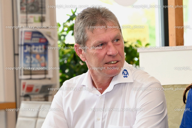 Pressekonferenz Ferlach Damen Handball | Obmann SC Ferlach Perkounig Walter, Voncina Luna Spielerin SC Ferlach Damen, Pressekonferenz Ferlach Damen Handball, PK SC Ferlach Damen Europa Cup  am 15.09.2023 in Ferlach (Cafe Peterlin), Austria, (Photo by Bernd Stefan)