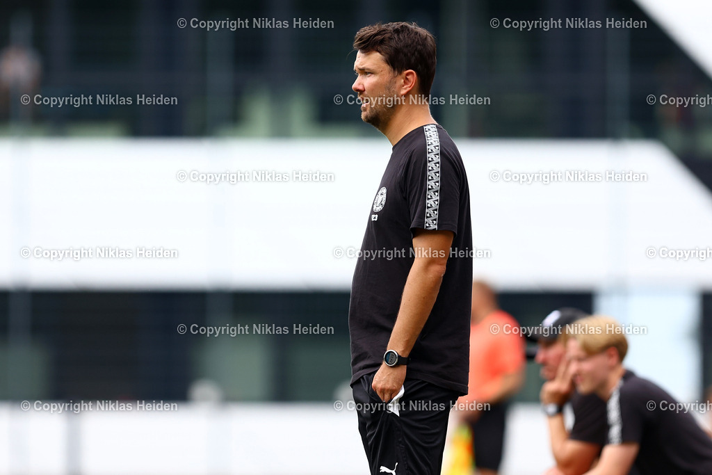 NH_HamburgerSVU21_HolsteinKielU23_Testspiel_20072025 | Willi Weiße (Trainer, Holstein Kiel U23)Fußball I Herren I Testspiel I Saison 2025-2026  I Hamburger SV U21 - Holstein Kiel U23 I 20.07.2025 I Alexander-Otto-Akademie - Realisiert mit Pictrs.com