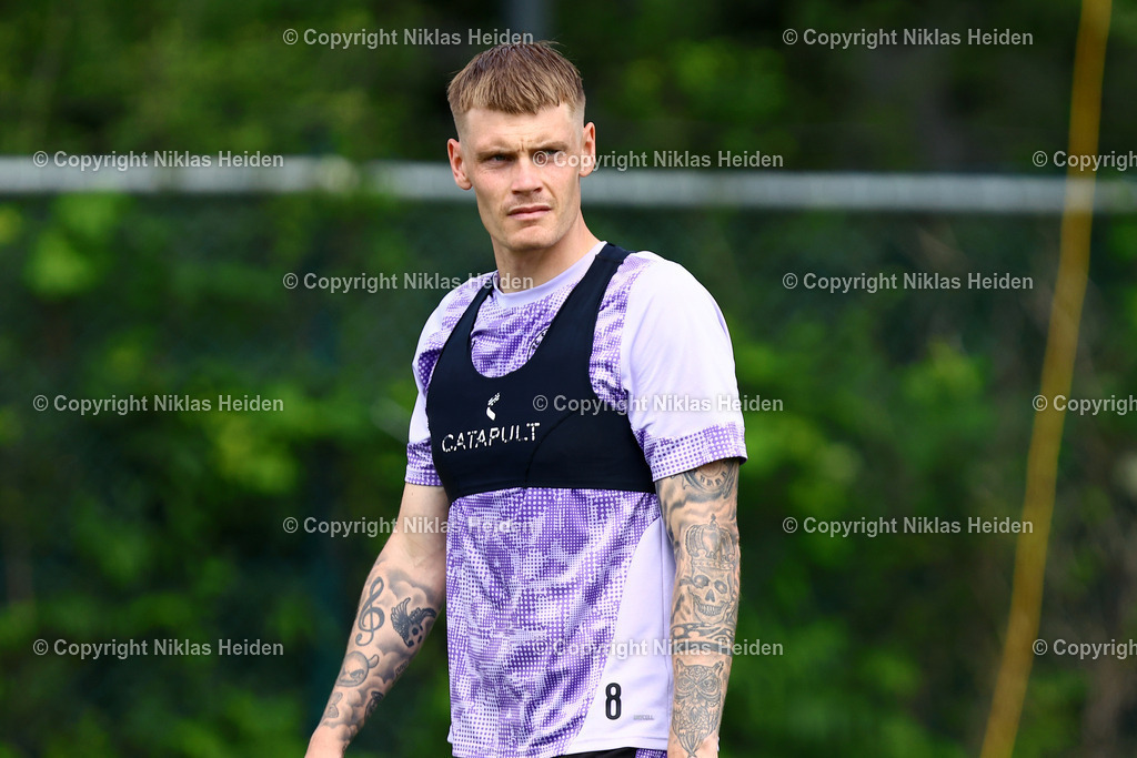 NH_FCStPauli_Training_11072025 | #8 Eric Smith (FC St. Pauli)Fußball I Herren I Training I Saison 2025-2026 I FC St. Pauli I 11.07.2025 I Trainingszentrum FC St. Pauli - Realisiert mit Pictrs.com