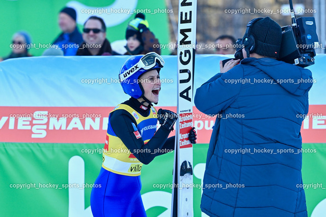 Weltcup Skispringen Villach Damen 29.12.2022 | #12 PINKELNIG Eva, Jubel