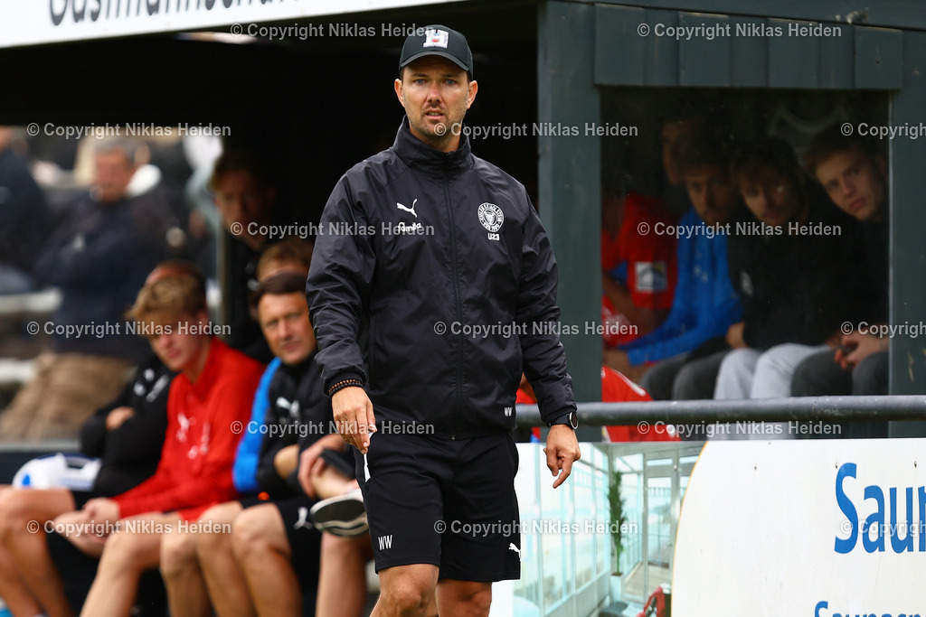 NH_HolsteinKielU23_FCEintrachtNorderstedt_Testspiel_05072025 | Willi Weiße (Trainer, Holstein Kiel U23)Fußball I Herren I Testspiel I Saison 2025-2026  I Holstein Kiel U23 - FC Eintracht Norderstedt I 05.07.2025 I Stadtwerke Arena Eckernförde - Realisiert mit Pictrs.com