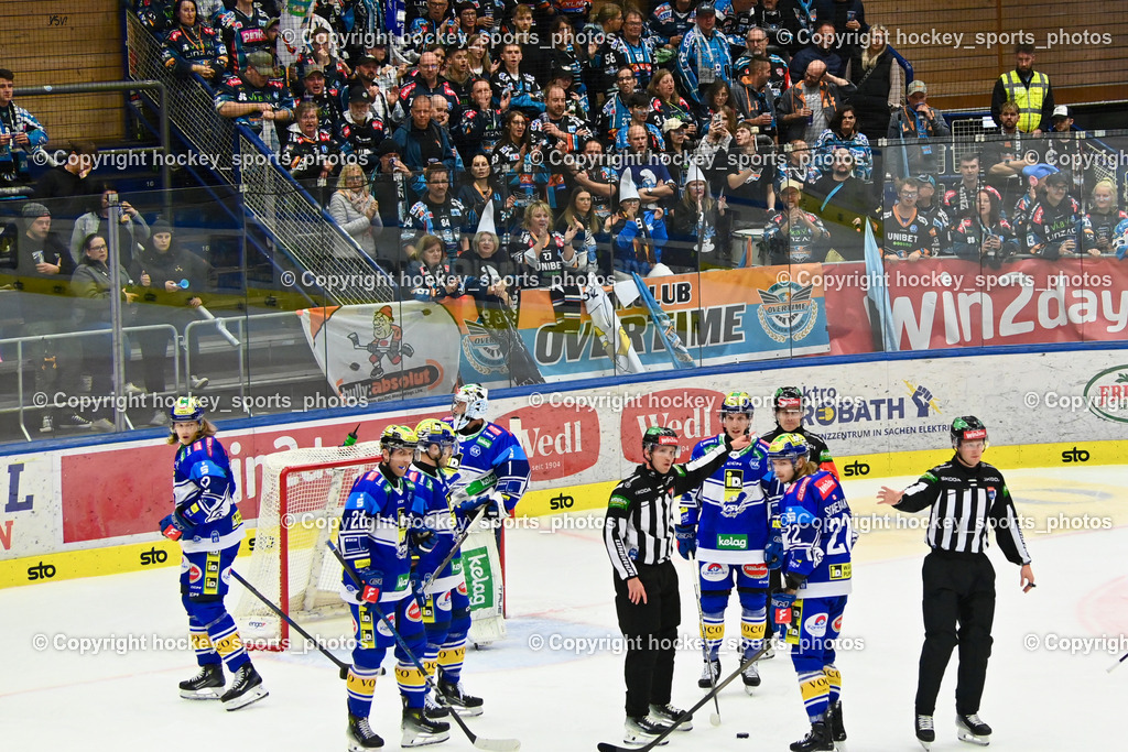 EC IDM Wärmepumpen VSV vs. STEINBACH BLACK WINGS LINZ | EC VSV Mannschaft, Black Wings Linz Fans, #12 Pearson Chase EC VSV, #26 VAN NES Guus EC VSV, #10 VALLANT Thomas EC VSV, #1 LAMOUREUX Jean Philippe EC VSV, #22 SCHERBAK Nikita EC VSV, #77 LINDNER Philipp EC VSV, BEDYNIK SEBASTIAN Referee, RIECKEN SIMON Referee, EC IDM Wärmepumpen VSV vs. STEINBACH BLACK WINGS LINZ, EC IDM Wärmepumpen VSV vs. STEINBACH BLACK WINGS LINZ am 25.10.2024 in Villach (Stadthalle Villach), Austria, (Photo by Bernd Stefan)
