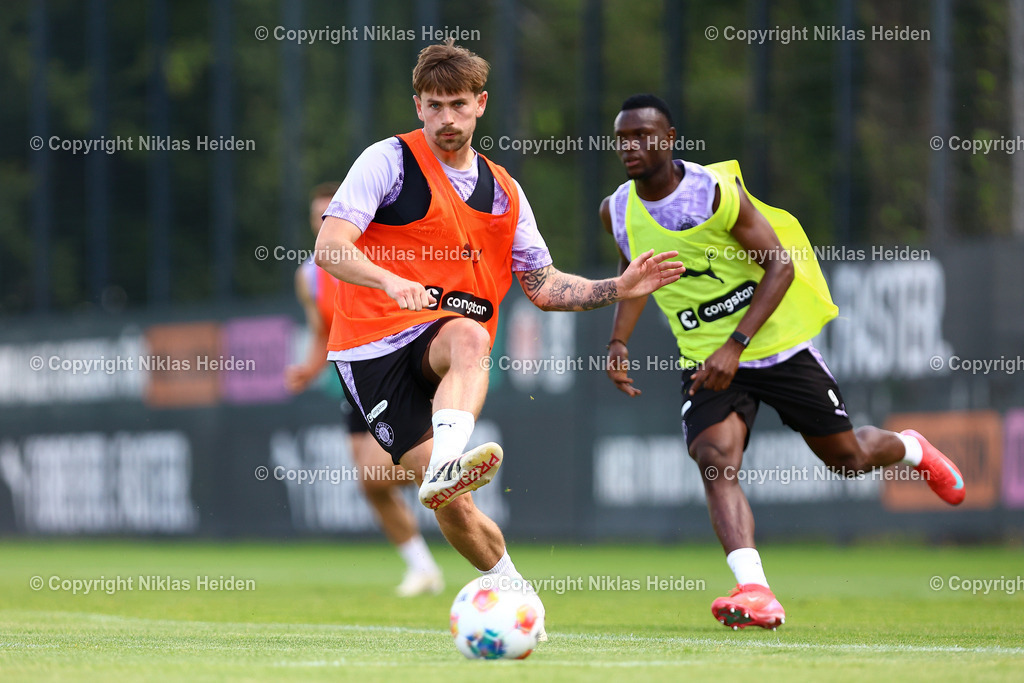 NH_FCStPauli_Training_11072025 | #24 Connor Metcalfe (FC St. Pauli)Fußball I Herren I Training I Saison 2025-2026 I FC St. Pauli I 11.07.2025 I Trainingszentrum FC St. Pauli - Realisiert mit Pictrs.com