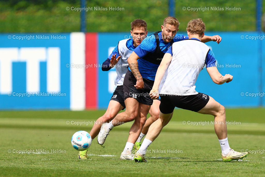 NH_HolsteinKiel_Training_07052025 | #10 Lewis Holtby (Holstein Kiel)Fußball I Herren I Training I Saison 2024-2025 I Holstein Kiel I 07.05.2025 I Citti-Fußballpark - Realisiert mit Pictrs.com