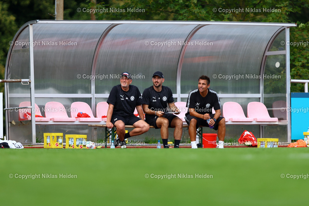 NH_EintrachtBraunschweig_HolsteinKiel_Testspiel_19072025 | Cheftrainer Marcel Rapp mit seinen Co-Trainern Alexander Hahn und Dirk Bremser (alle Holstein Kiel)Fußball I Herren I Testspiel I Saison 2025-2026  I Eintracht Braunschweig - Holstein Kiel I 19.07.2025 I Stadion am Salzgittersee - Realisiert mit Pictrs.com