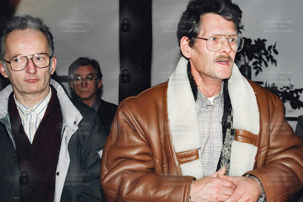 BD 0369_09 | 2.12.1993 - Kleinmachnow. Wahl 1993 - Kriesensitzung der SPD-Ortsgruppe Dr. Leopold Michelczack, Arzt  In der Sondersitzung der Ortsgruppe der SPD am späten Abend des 2.12.1993, nur zwei Tage vor der Bürgermeister- und Kommunalwahl, wird beschlossen, Wolfgang Blasig (Bündnis 90/Grüne, später Wechsel zur SPD), bisher Stellvertreter des Bürgermeisters Klaus Nitzsche, bei der Bürgermeisterwahl am 5.12.1993 zu unterstützen.                                                     Vorausgegangen war der plötzliche Rücktritt des SPD-Kandidaten Klaus Nitzsche am selben Tag. In einem Gesprächstermin in der Potsdamer SPD-Kreisleitung mit Steffen Reiche, Lothar Koch und Martin Gorholdt, zu dem der bisherige Bürgermeister Klaus Nitzsche gegen Mittag nach Potsdam gerufen wurde, wird von ihm die Rücknahme seiner Kandidatur erwartet. Grund des Treffens ist das Vorliegen seiner Stasi-Akte aus der Birthler-Behörde, aus der seine IM-Tätigkeit für die Staatssicherheit der DDR hervorging. - Realisiert mit Pictrs.com