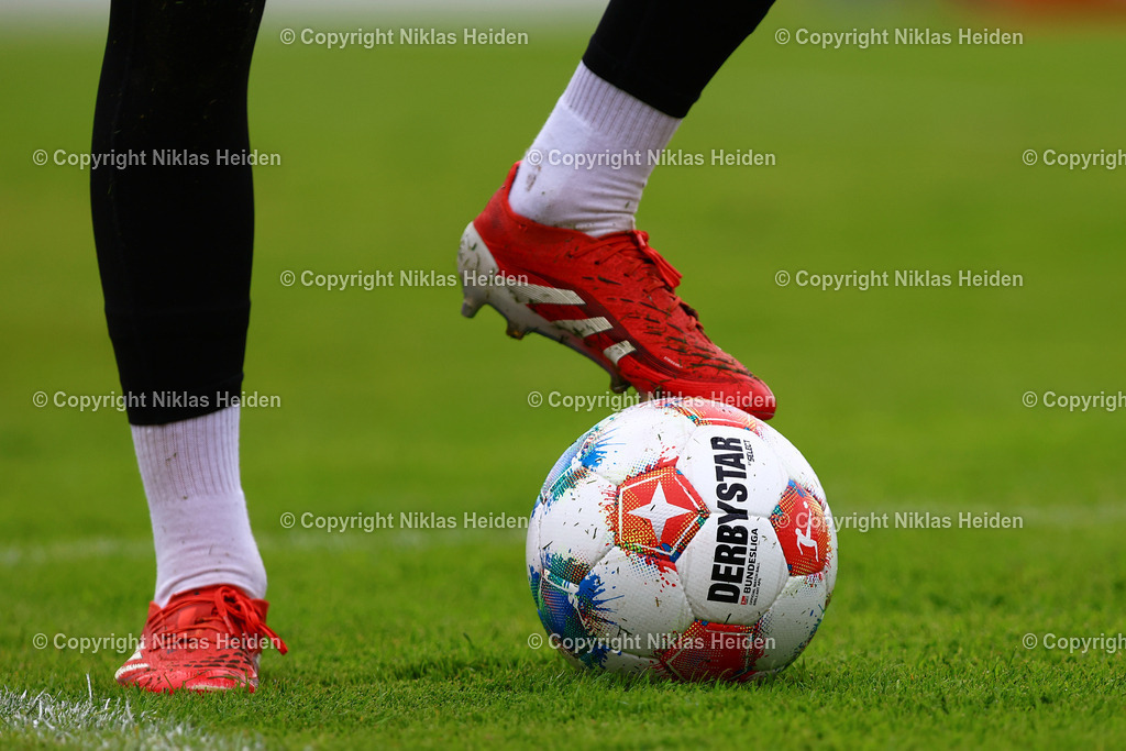 NH_SCWeicheFlensburg08_HolsteinKiel_Testspiel_28062025 | Spielball im Manfred-Werner-Stadion.Fußball I Herren I Freundschaftsspiel I Saison 2025-2026  I SC Weiche Flensburg 08 - Holstein Kiel I 28.06.2025 I Manfred-Werner-Stadion - Realisiert mit Pictrs.com