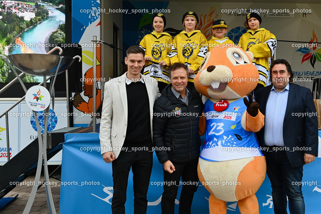 European Youth Olympic Festival EYOF 2023 Pressekonferenz | Jugendspieler EC Hornets Spittal, Olympisches Feuer, Maskottchen European Youth Olympic Festival EYOF 2023, Österreichischer Nationaltrainer U14 Damen SIUTZ Philip, Kärntner Eishockey Präsident Michael HERZOG-LÖSCHNIG, Generalmanager ÖEHv Damen Martin Kogler