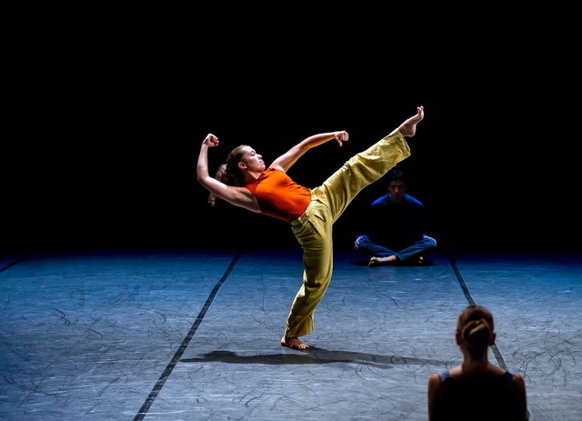 13IMG_2912 | Dancing When You’re On My Mind 

Choreographie: Yossi Berg & Oded Graf 
Musik: Nils Frahm, 18 +, Robyn 
Probenleitung: Damian Gmür 
Tanz: Valentina Ávila Hurtado, Sasha Boccara, Sofia Bonilla Pérez, Johann Holland, Saskia Josephine Lehm, Hannes Lüttringhaus, Lucia Maria Rubio Belda, Anabel Sánchez Rodríguez, Cora-Stella Walter, Naho Takeda 
 - Realisiert mit Pictrs.com