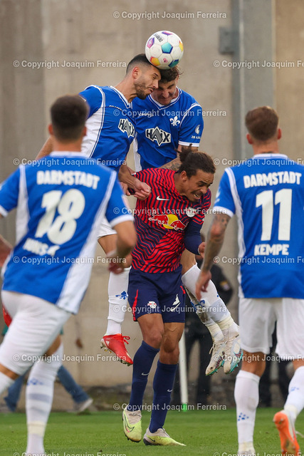 20231021_svdrb_0463 | Darmstadt, 21.10.2023 Fussball 1. Bundesliga SV Darmstadt 98 -  RB Leibzig v.l., Klaus Gjasula (SV Darmstadt 98), Matej Maglica (SV Darmstadt 98), Yussuf Poulsen (RB Leibzig), Kopfball, Kopfballduell



(DFL/DFB REGULATIONS PROHIBIT ANY USE OF PHOTOGRAPHS as IMAGE SEQUENCES and/or QUASI-VIDEO) - Realizzato con Pictrs.com