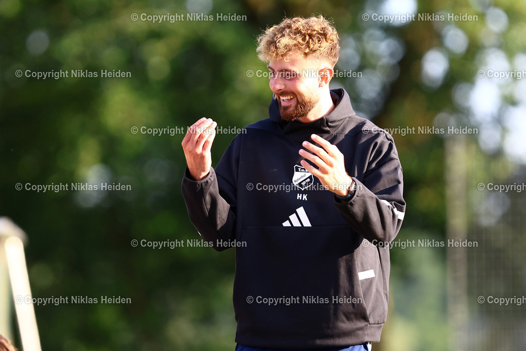 NH_TuSRotenhof_InterTürksporKiel_Testspiel_27062025 | Henning Knuth (Trainer, TuS Rotenhof)Fußball I Herren I Freundschaftsspiel I Saison 2025-2026  I TuS Rothenhof - Inter Türkspor Kiel I 27.06.2025 I B-Platz Rotenhof - Realisiert mit Pictrs.com