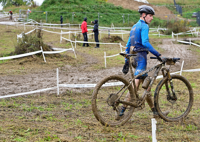 20221002-9572a5-mtb-cup-rhein-main-HEN-FOTO | 02.10.2022 Radsport MTB Rhein-Main-Cup 2022 5. Rennen in Mühltal auf dem Gelände der Firma Riese & Müller v. li. U17 U40 Rennen (Foto: Peter Henrich) - Realized with Pictrs.com