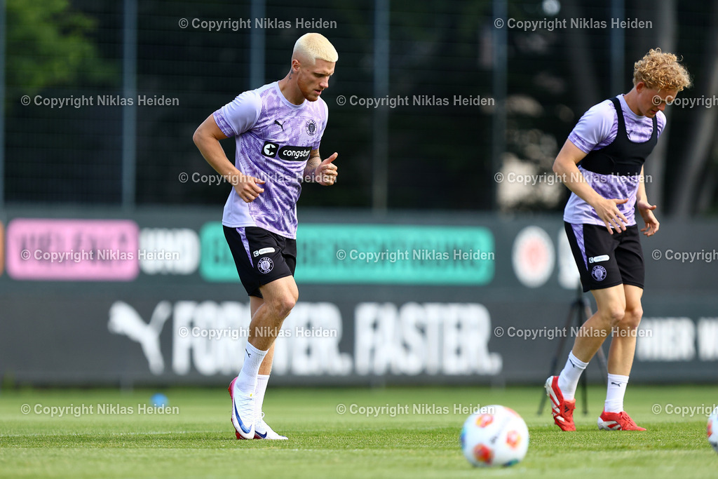 NH_FCStPauli_Training_11072025 | #23 Louis Oppie (FC St. Pauli)Fußball I Herren I Training I Saison 2025-2026 I FC St. Pauli I 11.07.2025 I Trainingszentrum FC St. Pauli - Realisiert mit Pictrs.com