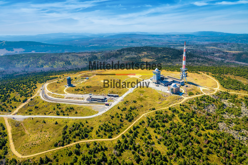 Brocken mit blauen Himmel-8391 | Die schönsten Luftbilder von Sachen-Anhalt & Mitteldeutschland als Bilddatenbank zur kommerziellen Nutzung. Nutzen Sie unsere Erfahrung seit 2005 in der Luftbildfotografie. - Realisiert mit Pictrs.com