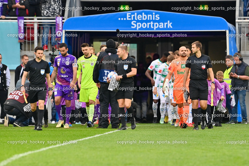 SK Austria Klagenfurt vs. WSG Tirol 29.10.2022 | Roland Brandner, Manuel Schüttengruber, Manuel Undesser, Referees, #13 Phillip Menzel, #25 Ferdinand Oswald, #32 Markus Pink