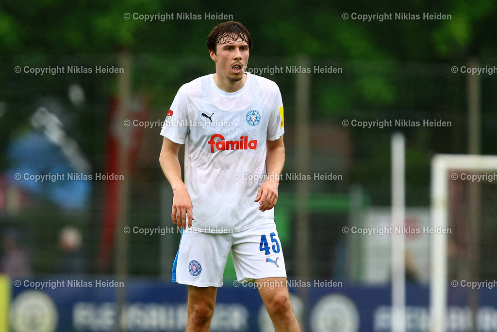 NH_SCWeicheFlensburg08_HolsteinKiel_Testspiel_28062025 | #45 Louis Köster (Holstein Kiel)Fußball I Herren I Freundschaftsspiel I Saison 2025-2026  I SC Weiche Flensburg 08 - Holstein Kiel I 28.06.2025 I Manfred-Werner-Stadion - Realisiert mit Pictrs.com