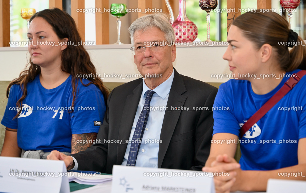 Pressekonferenz Ferlach Damen Handball | Voncina Luna Spielerin SC Ferlach Damen, Kärntner Landeshauptmann Kaiser Peter, Marksteiner Adriana Spielerin SC Ferlach Damen, Pressekonferenz Ferlach Damen Handball, PK SC Ferlach Damen Europa Cup  am 15.09.2023 in Ferlach (Cafe Peterlin), Austria, (Photo by Bernd Stefan)