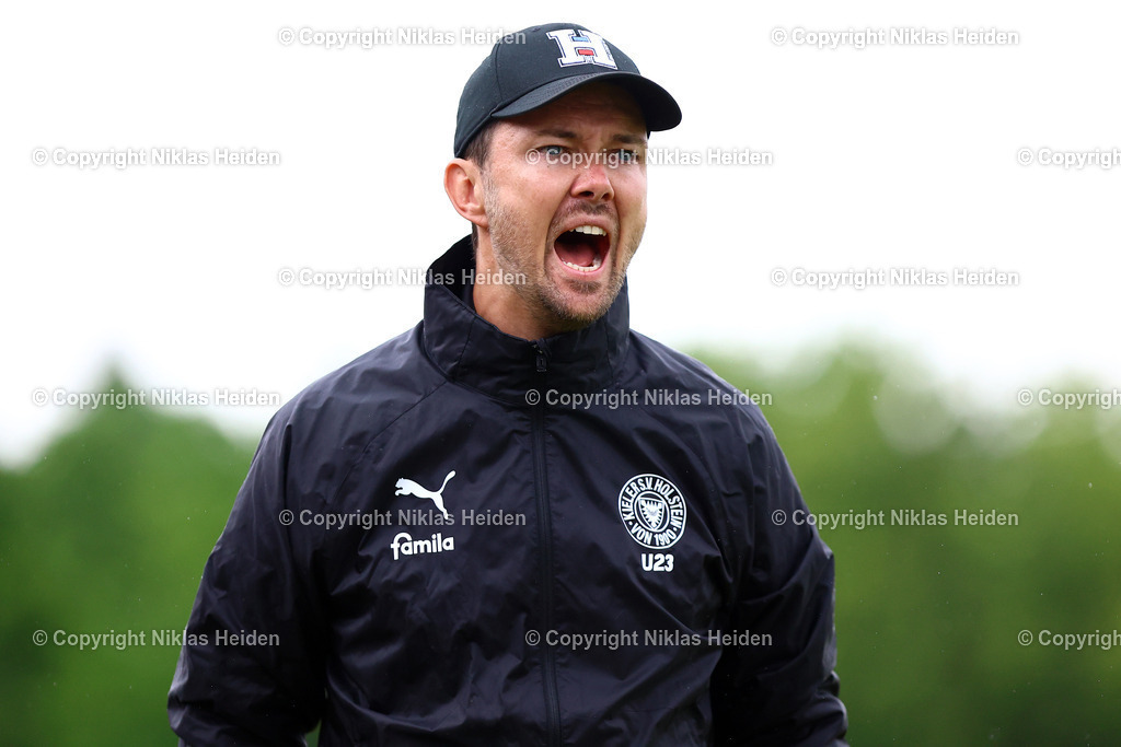 NH_HolsteinKielU23_FCEintrachtNorderstedt_Testspiel_05072025 | Willi Weiße (Trainer, Holstein Kiel U23)Fußball I Herren I Testspiel I Saison 2025-2026  I Holstein Kiel U23 - FC Eintracht Norderstedt I 05.07.2025 I Stadtwerke Arena Eckernförde - Realisiert mit Pictrs.com
