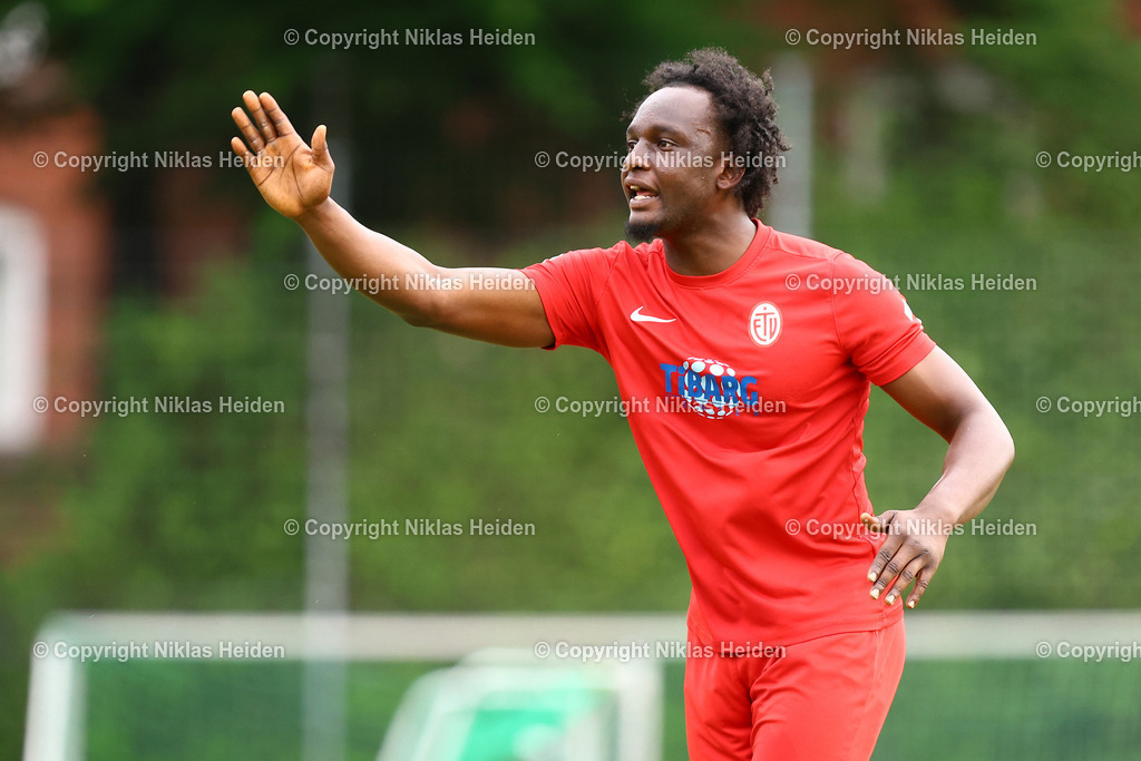 NH_USCPaloma_EimsbüttelerTV_Testspiel_11072025 | #6 Derrick Duah (Eimsbütteler TV)Fußball I Herren I Testspiel I Saison 2025-2026  I USC Paloma - Eimsbütteler TV I 11.07.2025 I Jonny-Rehbein-Sportplatz - Realisiert mit Pictrs.com