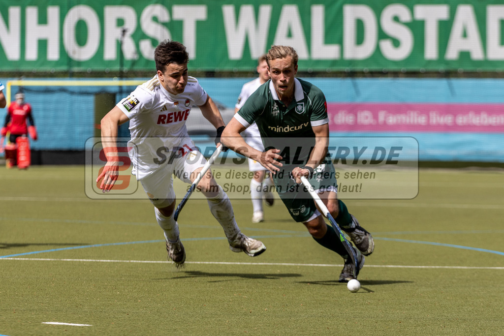 MJ_UHTC-RWK_13.04.2024-53 | Malte Hellwig (Uhlenhorst Mülheim #29) & Phillip Holzmüller (Rot-Weiss Köln #21), Uhlenhorst Mülheim - Rot-Weiß Köln am 13.4.2024 in der Waldstadion, Mülheim a.d.Ruhr