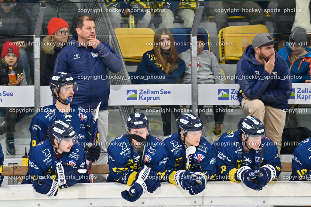 EK Zeller Eisbären vs. EC Die Adler Stadtwerke Kitzbühel 1.11.2022 | Assistentcoach EK Zeller Eisbären Jaako NISKAVAARA , Assistant Coach Zeller Eisbären Christoph FRANK, Spielerbank EK Zeller Eisbären