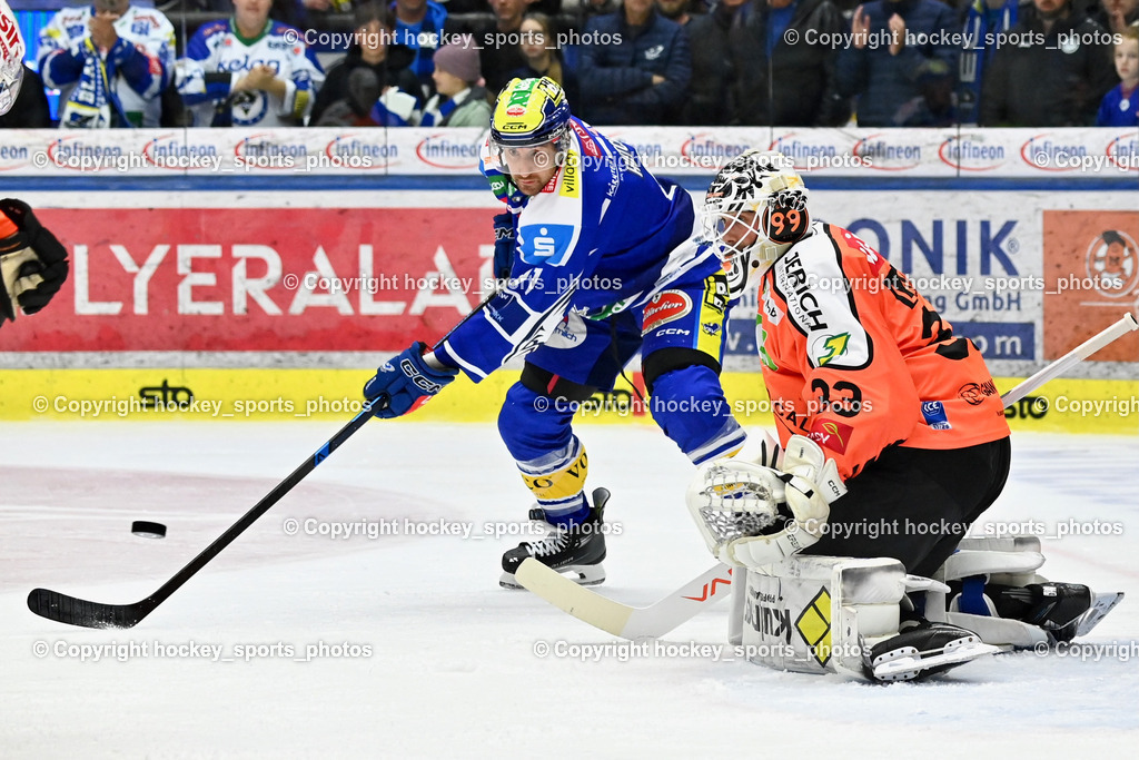 EC iDM Wärmepumpen VSV vs. Moser Medical Graz99ers | #13 Adam Helewka EC VSV, #33 Maxime Lagacé Graz 99ers, EC iDM Wärmepumpen VSV vs. Moser Medical Graz99ers, EC iDM Wärmepumpen VSV vs. Moser Medical Graz99ers am 17.10.2025 in Villach (Stadthalle Villach), Austria, (Photo by Bernd Stefan)