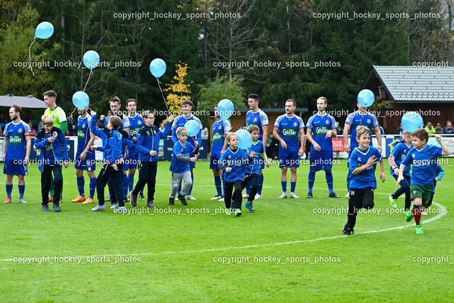 SV Dellach Gail vs. SV Spittal 26.10.2023 | Einlauf Achtelfinale Villacher Bier Cup, SV Dellach Gail Mannschaft, Luftballon Aktion