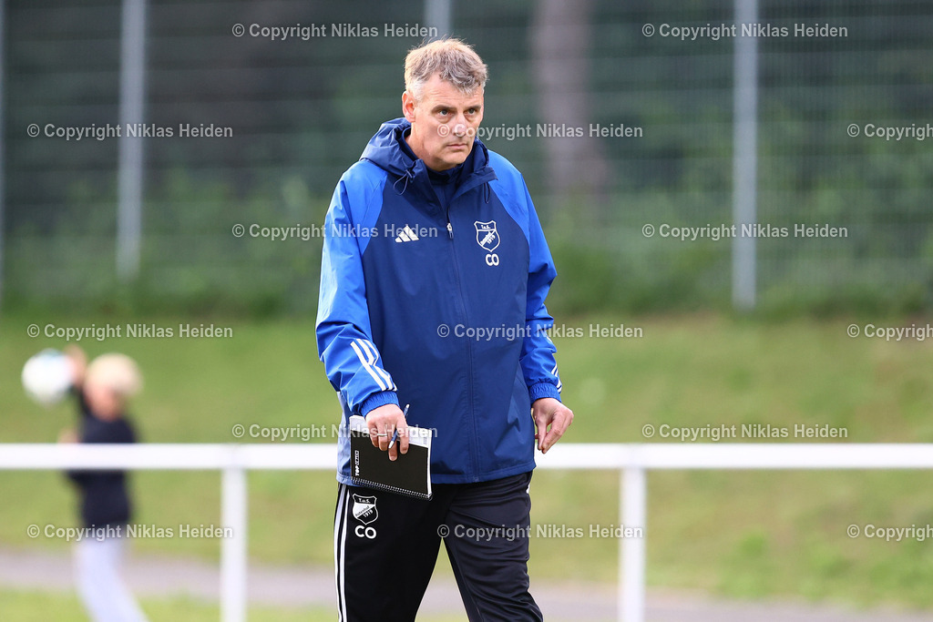 NH_TuSRotenhof_InterTürksporKiel_Testspiel_27062025 | Michael Bauer (Co-Trainer, TuS Rotenhof)Fußball I Herren I Freundschaftsspiel I Saison 2025-2026  I TuS Rothenhof - Inter Türkspor Kiel I 27.06.2025 I B-Platz Rotenhof - Realisiert mit Pictrs.com