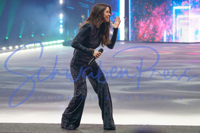 240124Ho792 | Vanessa Mai singt bei der Premiere auf dem Eis - Holiday on Ice
No Limits nimmt die Besucher mit auf eine fesselnde Reise in unbekannte Eiswelten. 80 Jahre gibt es bereits Holiday on Ice 
Deutschland, Stuttgart, Porsche Arena, 24.01.2024