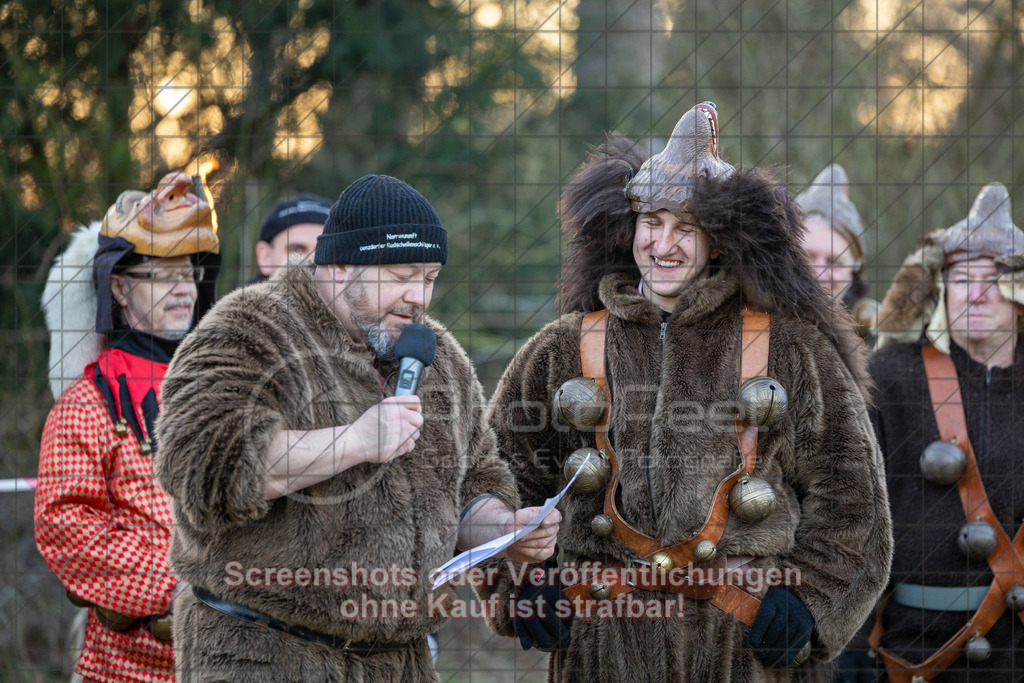 20250304_175450_0329 | #,Traditionelles Fasnetsverbrennen, Radschellenschläger Donzdorf, Donzdorfer Fasnet, Kampagne 2025, Fohlenwiese Schlossgarten, 73072 Donzdorf, 04.03.2025 - 17:30 Uhr,Foto: PhotoPeet-Eventfotografie/Peter Harich