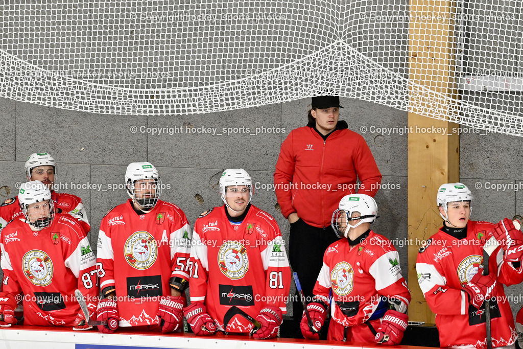 ESV Ferlach vs. UECR Eisbären Huben | Spielerbank ESV Ferlach, Headcoach ESV Ferlach Karins Aeksis, ESV Ferlach vs. UECR Eisbären Huben, ESV Ferlach vs. UECR Eisbären Huben am 31.10.2025 in Ferlach (HTC Eishalle Ferlach), Austria, (Photo by Bernd Stefan)