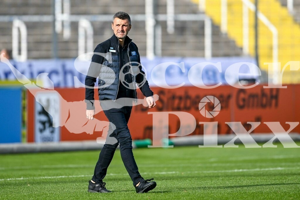 2022_11_06_LOEW_SAARB-0643 | Trainer Michael Köllner (TSV 1860 München) Freisteller, Ganzkörper, Einzelbild, Aktion, Action