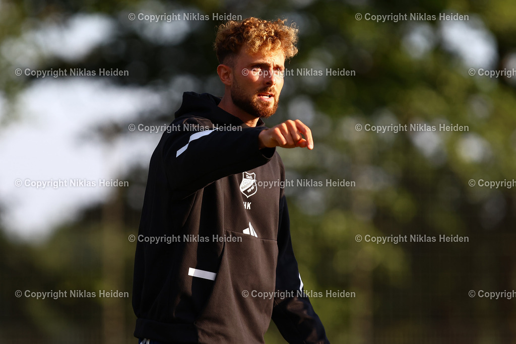 NH_TuSRotenhof_InterTürksporKiel_Testspiel_27062025 | Henning Knuth (Trainer, TuS Rotenhof)Fußball I Herren I Freundschaftsspiel I Saison 2025-2026  I TuS Rothenhof - Inter Türkspor Kiel I 27.06.2025 I B-Platz Rotenhof - Realisiert mit Pictrs.com