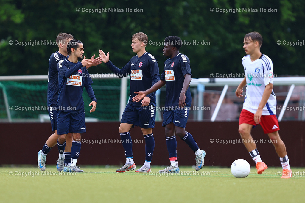 NH_BillstedtCup2025_Turnier_12072025 | Falk Christopher Gross (FC Eintracht Norderstedt) bejubelt mit seinen Teamkollegen seinen Treffer.Fußball I Herren I Billstedt Cup 2025 I Saison 2025-2026  I Finale I FC Eintracht Norderstedt - Hamburger SV U21 I 12.07.2025 I Öjendorfer Weg - Realisiert mit Pictrs.com