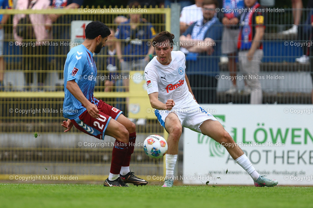 NH_SCWeicheFlensburg08_HolsteinKiel_Testspiel_28062025 | #20 Erjanik Ghubasaryan (SC Weiche Flensburg 08), #45 Louis Köster (Holstein Kiel)Fußball I Herren I Freundschaftsspiel I Saison 2025-2026  I SC Weiche Flensburg 08 - Holstein Kiel I 28.06.2025 I Manfred-Werner-Stadion - Realisiert mit Pictrs.com