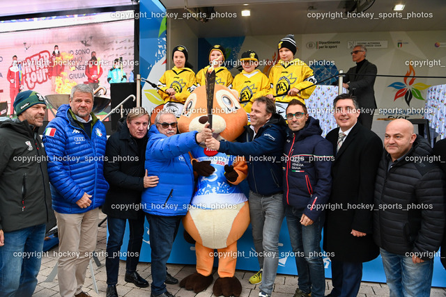 European Youth Olympic Festival EYOF 2023 Pressekonferenz | Jugendspieler EC Hornets Spittal, Olympisches Feuer, Maskottchen European Youth Olympic Festival EYOF 2023, ÖSTERREICHISCHES OLYMPISCHES COMITÉ Christoph Sieber,  Bürgermeister Spittal an der Drau Gerhard Köfer, Giorgio Brandolin, Maurizio Dunnhofer, Stadtrat Spittal an der Drau Christoph Staudacher, Gemeinderat Spittal an der Drau Marco Brandner,