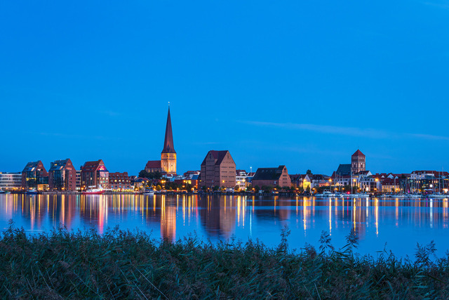 Blick über die Warnow auf die Hansestadt Rostock am Abend | Blick über die Warnow auf die Hansestadt Rostock am Abend.