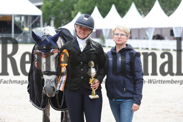 Offenburg_EuroCheval_2023_Working Equitation_Speed Trail (146) | Alle Fotos der Reiterjournal Fotografin Doris Matthaes im Reiterjournal Online-Fotoshop. - Realisiert mit Pictrs.com