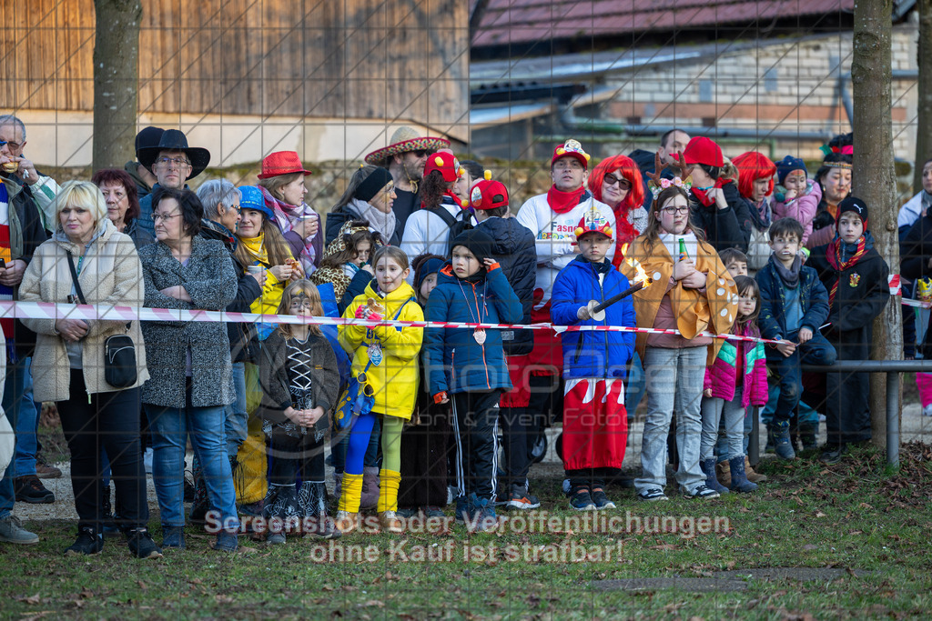 20250304_174452_0253 | #,Traditionelles Fasnetsverbrennen, Radschellenschläger Donzdorf, Donzdorfer Fasnet, Kampagne 2025, Fohlenwiese Schlossgarten, 73072 Donzdorf, 04.03.2025 - 17:30 Uhr,Foto: PhotoPeet-Eventfotografie/Peter Harich