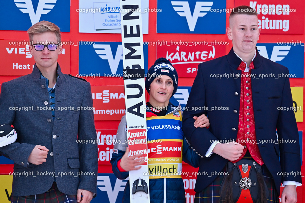 Weltcup Skispringen Villach Damen 28.12.2022 | #1 PINKELNIG Eva, Rettl Tracht, Siegerehrung