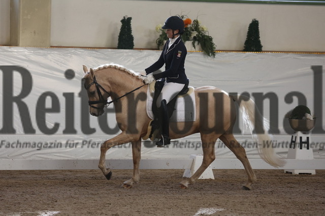 Gut Ising_2023_Prfg.Nr.13_Finale_Bayern-Pony-Cup_Eva Rudolph_Atomic (3) | Alle Fotos der Reiterjournal Fotografin Doris Matthaes im Reiterjournal Online-Fotoshop. - Realisiert mit Pictrs.com