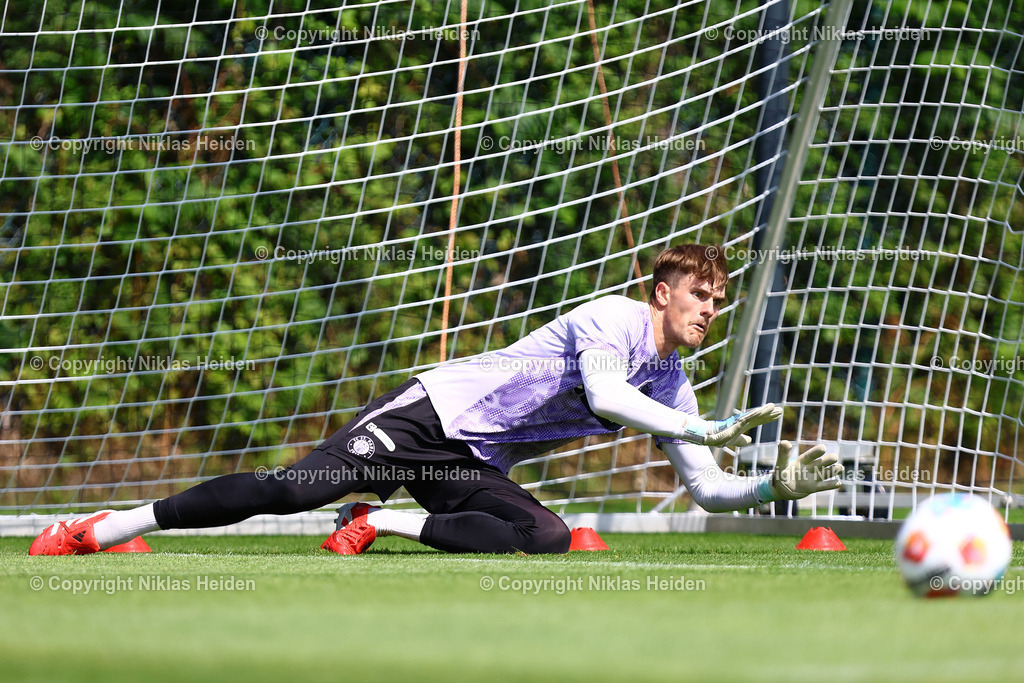 NH_FCStPauli_Training_11072025 | #30 Simon Spari (FC St. Pauli)Fußball I Herren I Training I Saison 2025-2026 I FC St. Pauli I 11.07.2025 I Trainingszentrum FC St. Pauli - Realisiert mit Pictrs.com