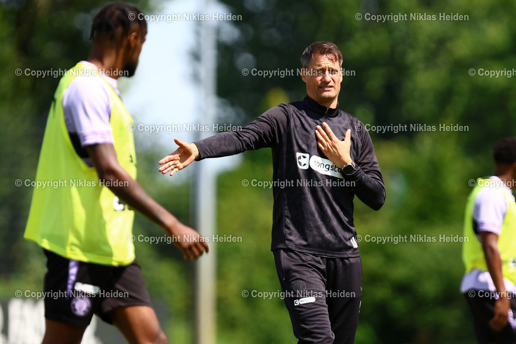 NH_FCStPauli_Training_11072025 | Alexander Blessin (Trainer, FC St. Pauli)Fußball I Herren I Training I Saison 2025-2026 I FC St. Pauli I 11.07.2025 I Trainingszentrum FC St. Pauli - Realisiert mit Pictrs.com